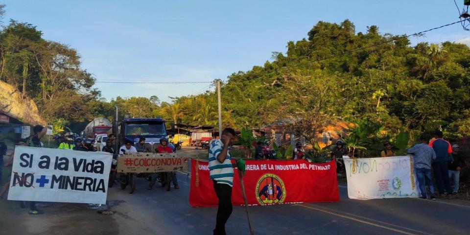 “Ja til livet, nei til minedrift” lyder banneret fra en af vejblokaderne i Magdalena Medio. Foto: Resistencia Antiminera Yariguies Demonstration i Colombia