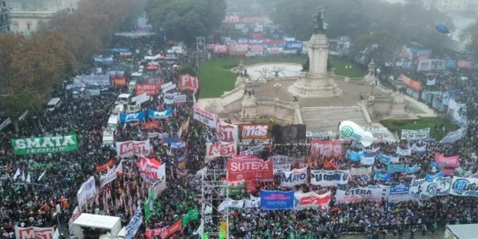 Foto: Enfoque Rojo. Ved en demonstration den 12. juni 2024 mod præsident Javier Mileis regering blev mere end 600 mennesker såret og 35 tilbageholdt. Demonstration i Argentina